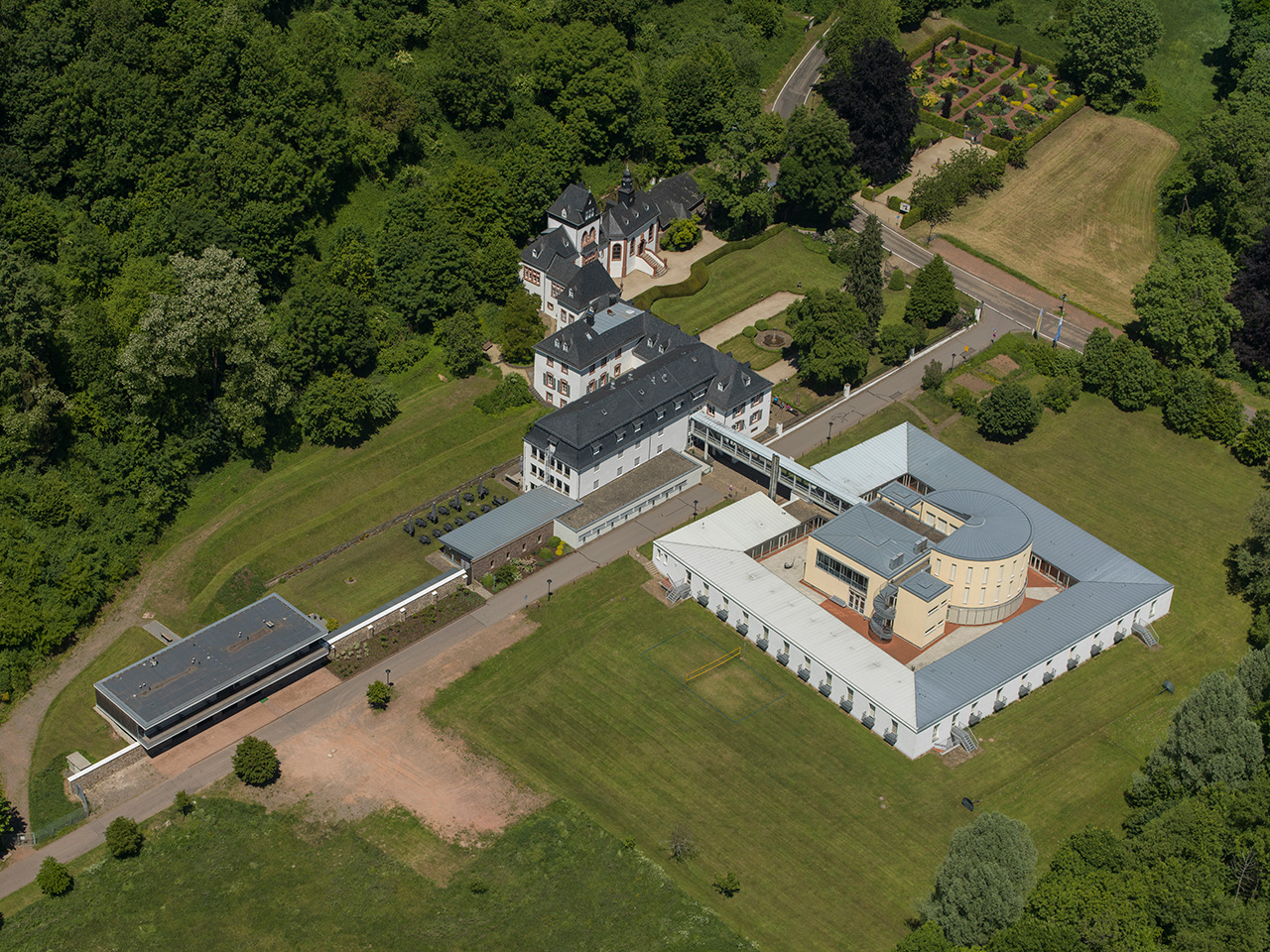 Schloss Dagstuhl - Leibniz-Zentrum für Informatik Schloss Dagstuhl - Leibniz-Zentrum für Informatik